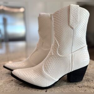 Coconuts by Matisse White Snakeskin Textured Western Cowboy Boots NEW